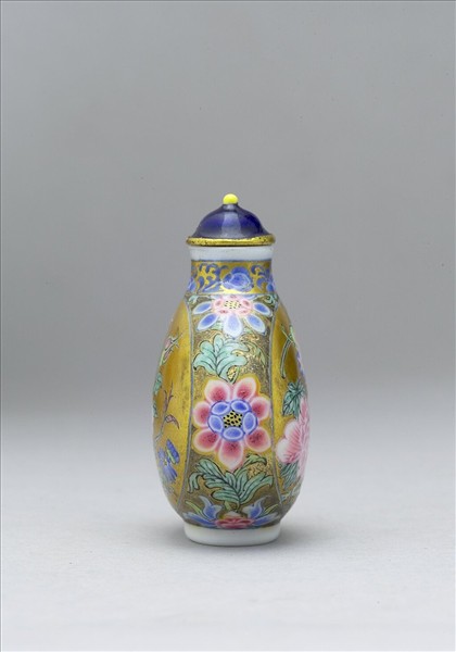 玻璃胎畫琺瑯金地花卉紋鼻煙壺