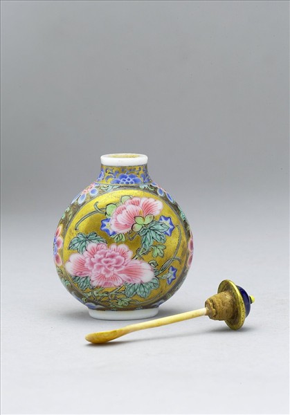 玻璃胎畫琺瑯金地花卉紋鼻煙壺