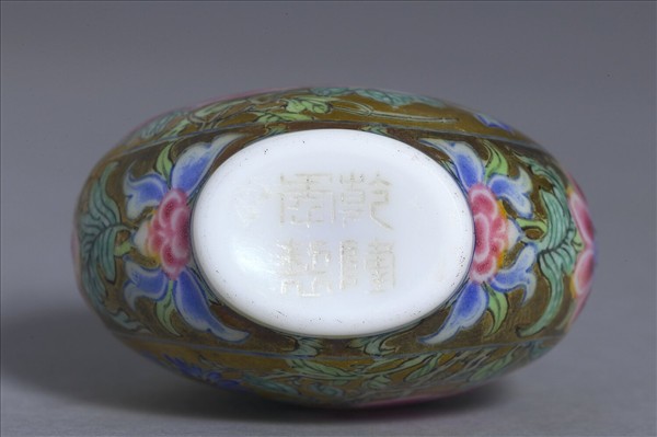 玻璃胎畫琺瑯金地花卉紋鼻煙壺