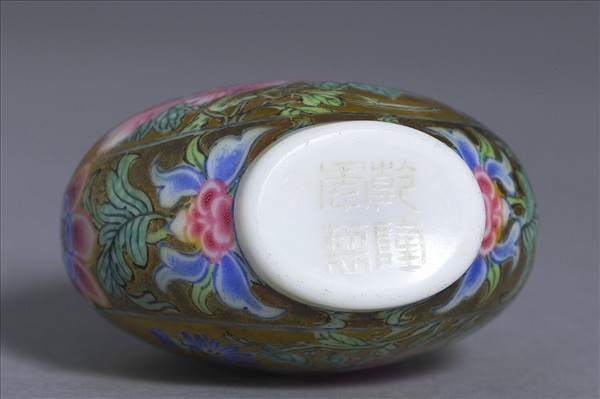 玻璃胎畫琺瑯金地花卉紋鼻煙壺