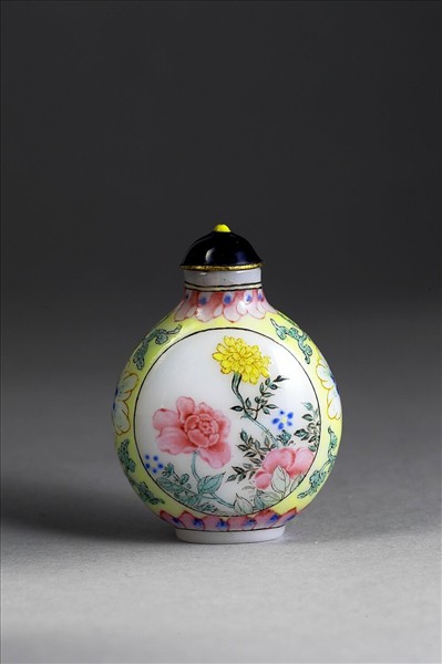 玻璃胎畫琺瑯花卉紋鼻煙壺