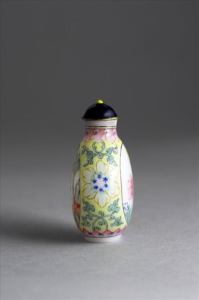 玻璃胎畫琺瑯花卉紋鼻煙壺