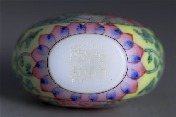 玻璃胎畫琺瑯花卉紋鼻煙壺