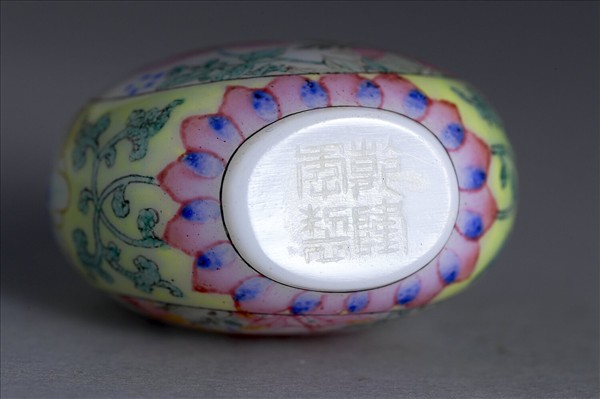 玻璃胎畫琺瑯花卉紋鼻煙壺