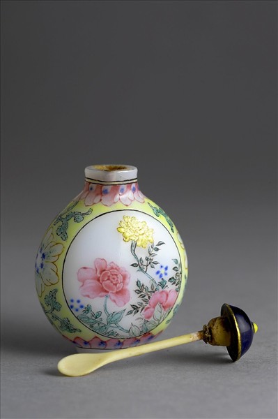 玻璃胎畫琺瑯花卉紋鼻煙壺