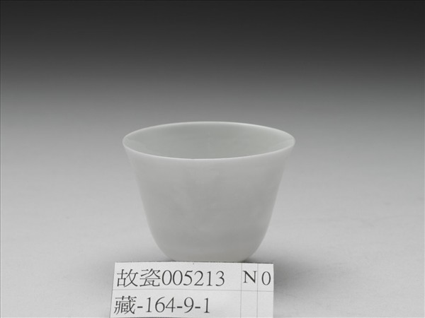 甜白釉雙龍紋杯