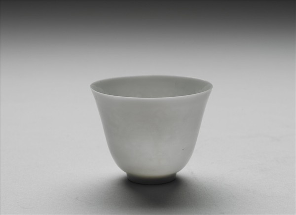 甜白釉雙龍紋杯