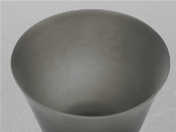 甜白釉雙龍紋杯