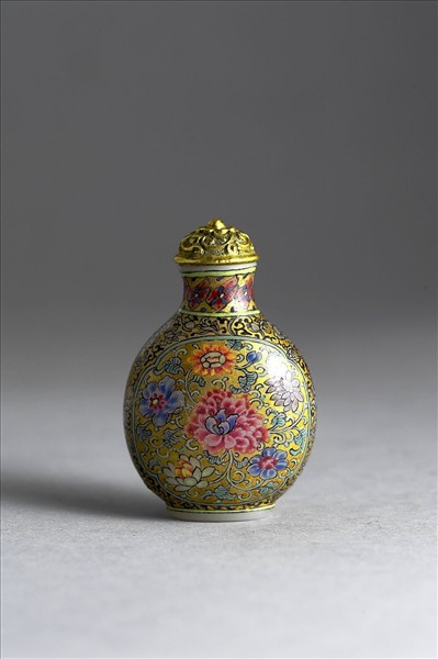 玻璃胎畫琺瑯金地花卉紋鼻煙壺