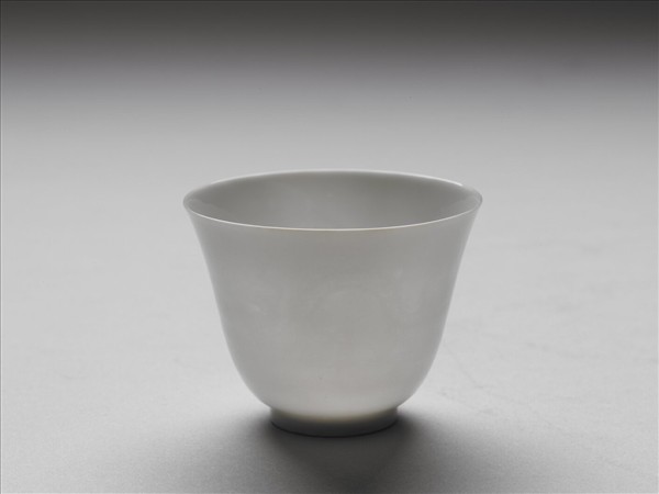 甜白釉雙龍紋杯