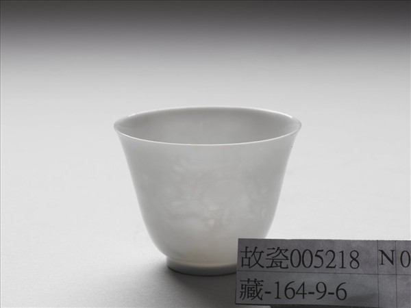 甜白釉雙龍紋杯