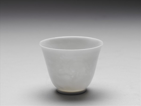 甜白釉雙龍紋杯