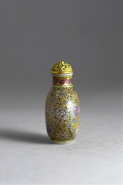 玻璃胎畫琺瑯金地花卉紋鼻煙壺