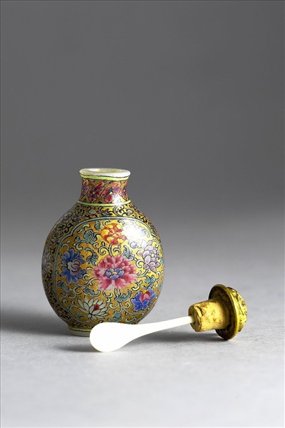 玻璃胎畫琺瑯金地花卉紋鼻煙壺