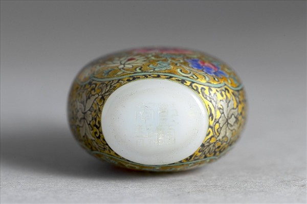 玻璃胎畫琺瑯金地花卉紋鼻煙壺