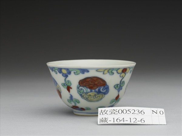 鬥彩團雲花卉紋杯