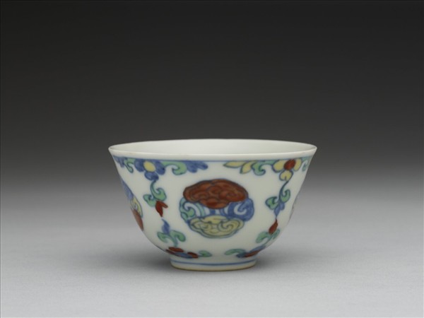 鬥彩團雲花卉紋杯