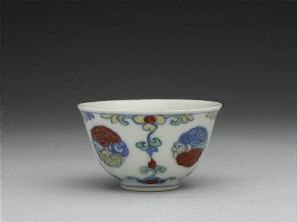 鬥彩團雲花卉紋杯