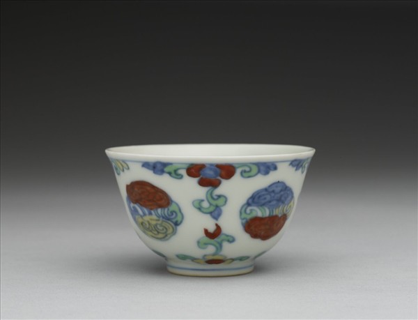 鬥彩團雲花卉紋杯