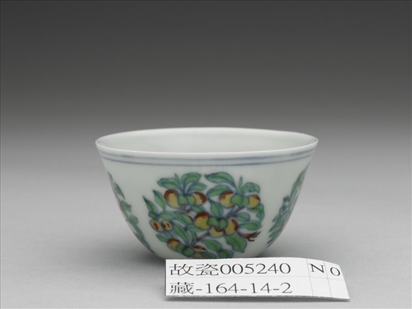 鬥彩團花果紋杯