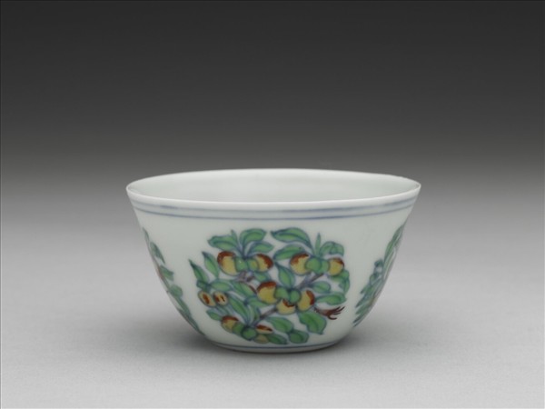 鬥彩團花果紋杯