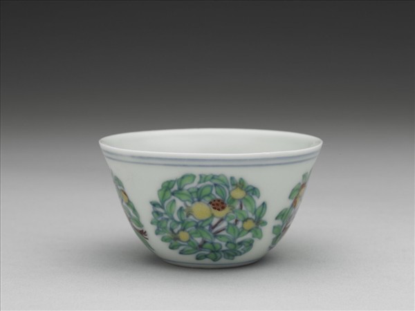 鬥彩團花果紋杯