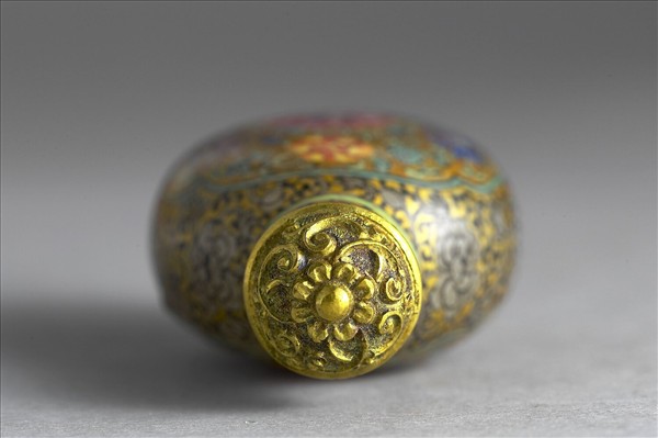 玻璃胎畫琺瑯金地花卉紋鼻煙壺