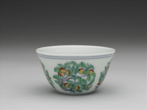 鬥彩團花果紋杯