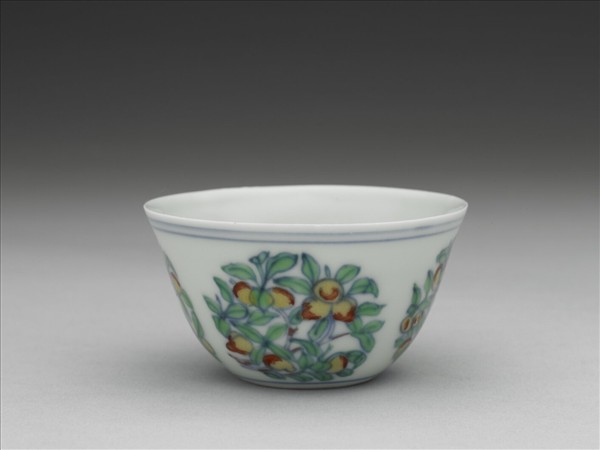 鬥彩團花果紋杯