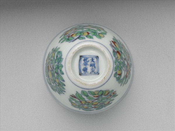 鬥彩團花果紋杯