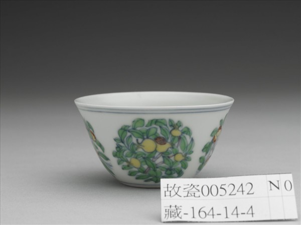 鬥彩團花果紋杯