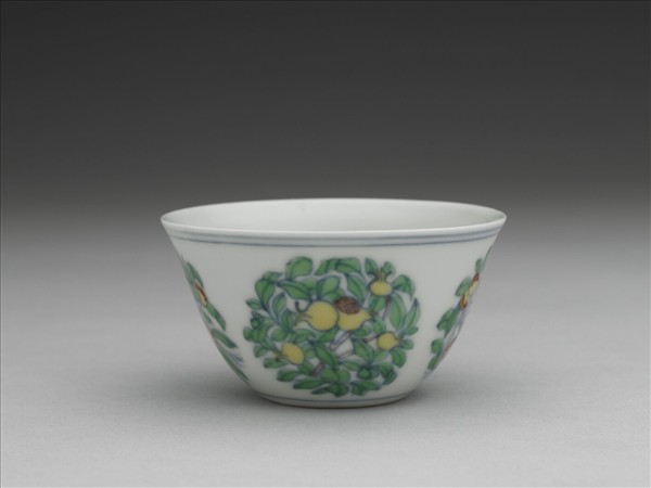 鬥彩團花果紋杯