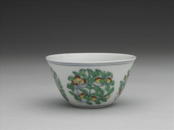 鬥彩團花果紋杯