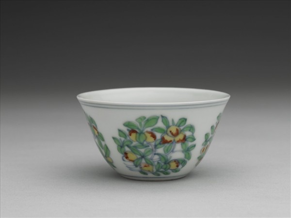 鬥彩團花果紋杯