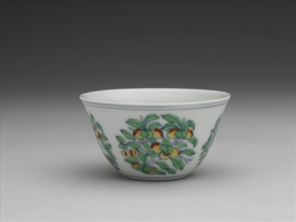 鬥彩團花果紋杯