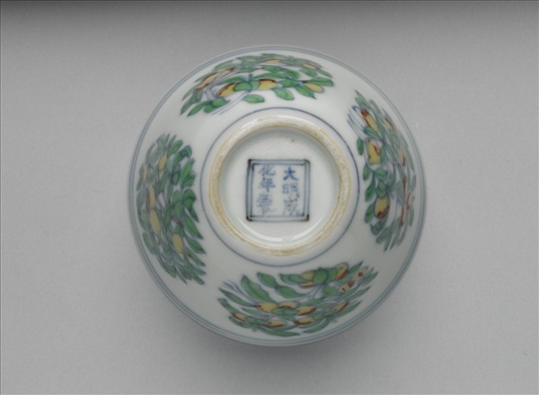 鬥彩團花果紋杯