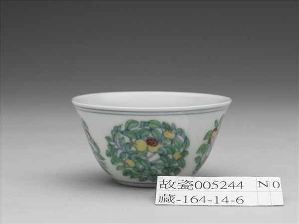 鬥彩團花果紋杯