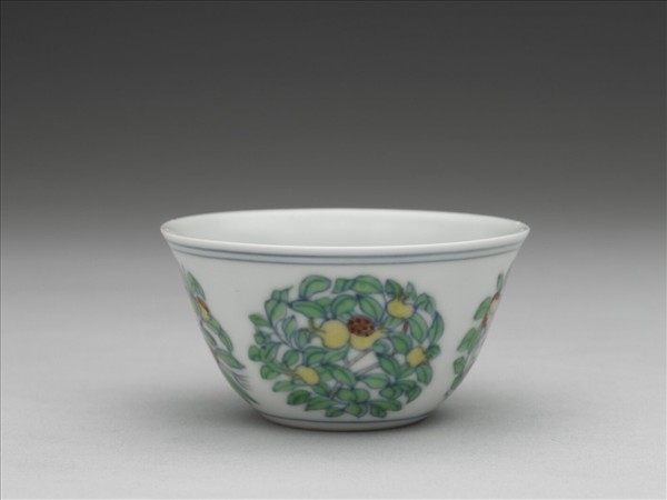 鬥彩團花果紋杯