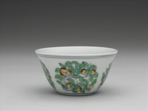 鬥彩團花果紋杯