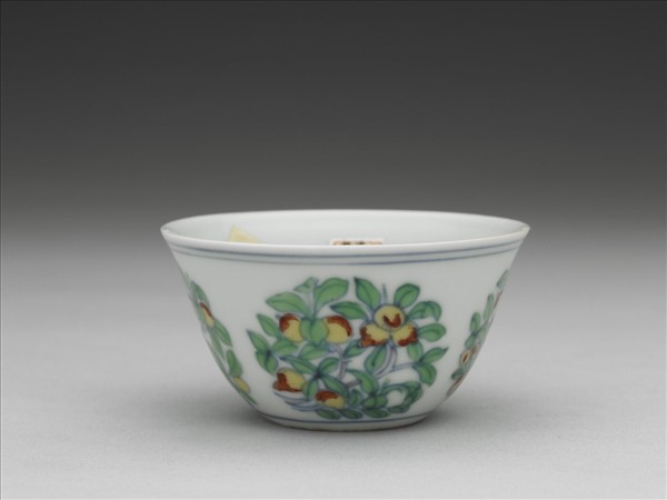 鬥彩團花果紋杯