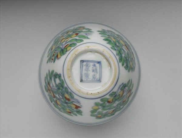 鬥彩團花果紋杯