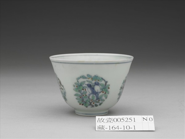 鬥彩團花鳥紋杯