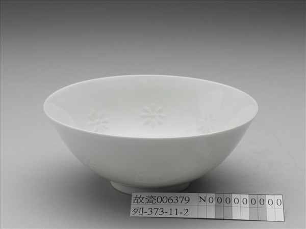 白瓷剔透菊花紋碗