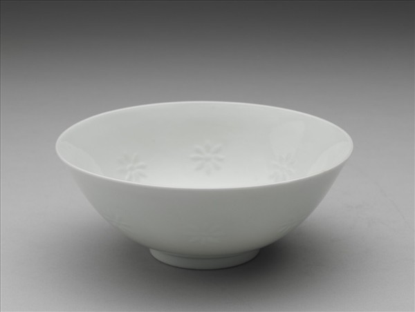 白瓷剔透菊花紋碗