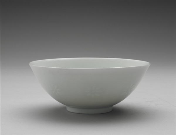 白瓷剔透菊花紋碗