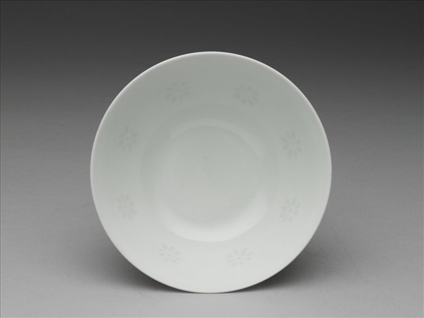 白瓷剔透菊花紋碗