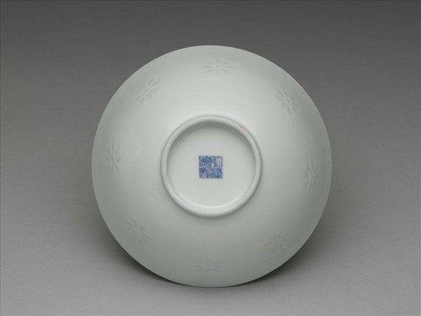 白瓷剔透菊花紋碗