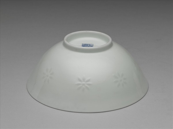 白瓷剔透菊花紋碗