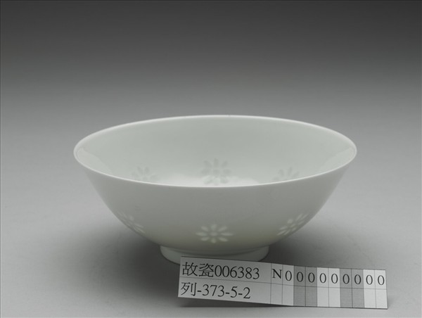 白瓷剔透菊花紋碗