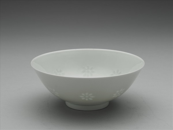 白瓷剔透菊花紋碗